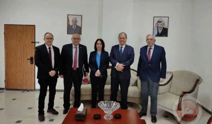Fattouh briefs a Greek parliamentary delegation on the crimes of the Israeli occupation against Palestinian people